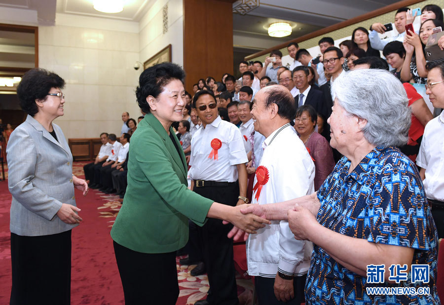 6月16日，中共中央政治局委員、國(guó)務(wù)院副總理劉延?xùn)|在北京看望出席中國(guó)人口福利基金會(huì)成立30周年座談會(huì)的歷屆“中華人口獎(jiǎng)”獲獎(jiǎng)?wù)叽怼Ｐ氯A社記者 饒愛(ài)民 攝