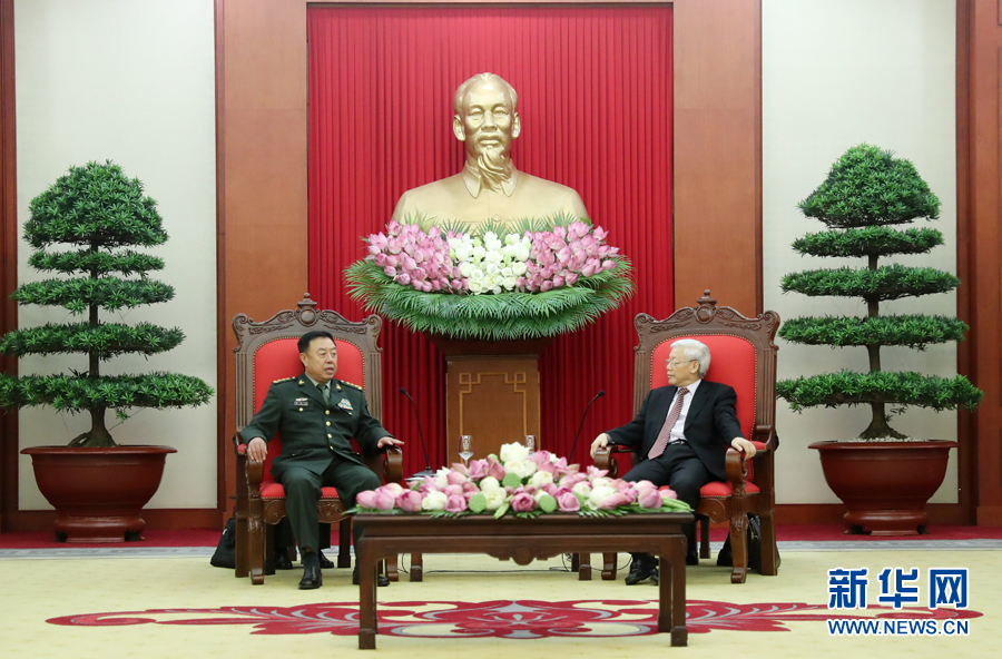 6月18日，在越南首都河內(nèi)，正在越南訪問的中央軍委副主席范長龍（左）會見越共中央總書記阮富仲。 新華社發(fā)（李曉偉攝） 