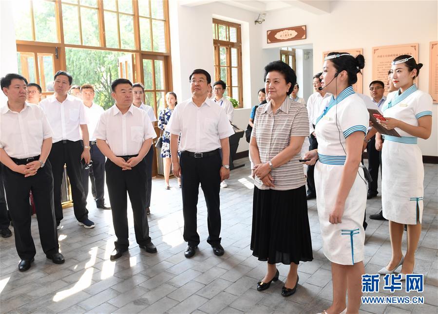 6月25日，全國民族團結(jié)進(jìn)步創(chuàng)建經(jīng)驗交流現(xiàn)場會在內(nèi)蒙古興安盟召開，中共中央政治局委員、國務(wù)院副總理劉延?xùn)|出席會議并講話。在內(nèi)蒙古期間，劉延?xùn)|考察內(nèi)蒙古人民代表會議舊址即“五一會址”，深入社區(qū)看望各族干部群眾。這是劉延?xùn)|考察“五一會址”。新華社記者 陳曄華 攝