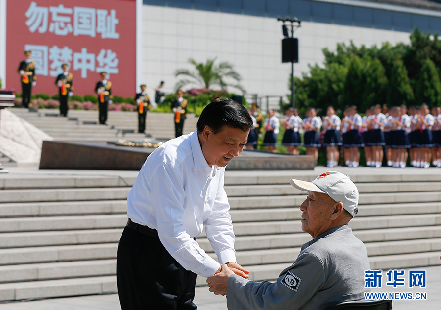 7月7日，紀(jì)念全民族抗戰(zhàn)爆發(fā)80周年儀式在中國(guó)人民抗日戰(zhàn)爭(zhēng)紀(jì)念館舉行。中共中央政治局常委、中央書記處書記劉云山出席儀式并講話。這是儀式開始前，劉云山與老八路代表握手。新華社記者崔新鈺攝