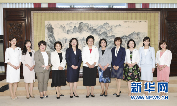 　　7月12日，國(guó)務(wù)院副總理劉延?xùn)|在北京會(huì)見以日本自民黨前總務(wù)會(huì)長(zhǎng)野田圣子為首的日本執(zhí)政黨女國(guó)會(huì)議員代表團(tuán)一行。 新華社記者 高潔 攝