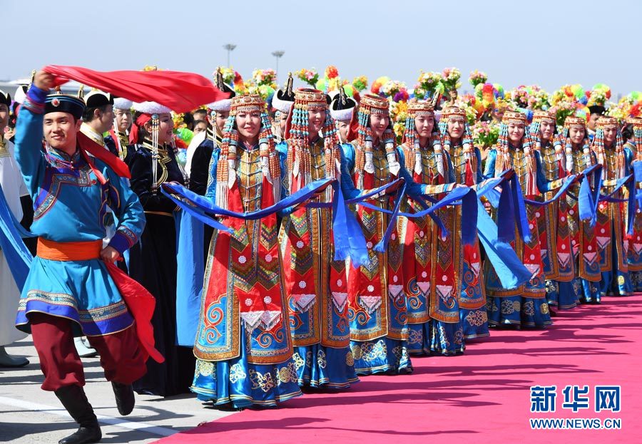 8月7日，以中共中央政治局常委、全國政協(xié)主席俞正聲為團(tuán)長的中央代表團(tuán)飛抵呼和浩特，出席內(nèi)蒙古自治區(qū)成立70周年慶?；顒?dòng)。中央代表團(tuán)在機(jī)場(chǎng)受到內(nèi)蒙古各族群眾的熱烈歡迎。新華社記者 張領(lǐng) 攝