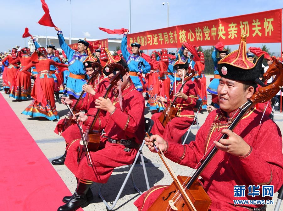 8月7日，以中共中央政治局常委、全國政協(xié)主席俞正聲為團(tuán)長的中央代表團(tuán)飛抵呼和浩特，出席內(nèi)蒙古自治區(qū)成立70周年慶?；顒?dòng)。中央代表團(tuán)在機(jī)場(chǎng)受到內(nèi)蒙古各族群眾的熱烈歡迎。新華社記者 張領(lǐng) 攝