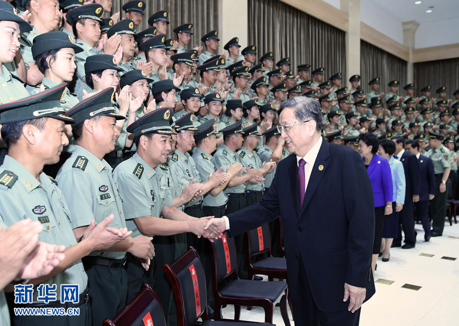 8月7日，中共中央政治局常委、全國(guó)政協(xié)主席、中央代表團(tuán)團(tuán)長(zhǎng)俞正聲率代表團(tuán)部分成員分別赴內(nèi)蒙古軍區(qū)、武警內(nèi)蒙古總隊(duì)、武警內(nèi)蒙古森林總隊(duì)慰問(wèn)，并會(huì)見(jiàn)自治區(qū)政法干警代表。這是俞正聲會(huì)見(jiàn)內(nèi)蒙古軍區(qū)指戰(zhàn)員。新華社記者 張領(lǐng) 攝