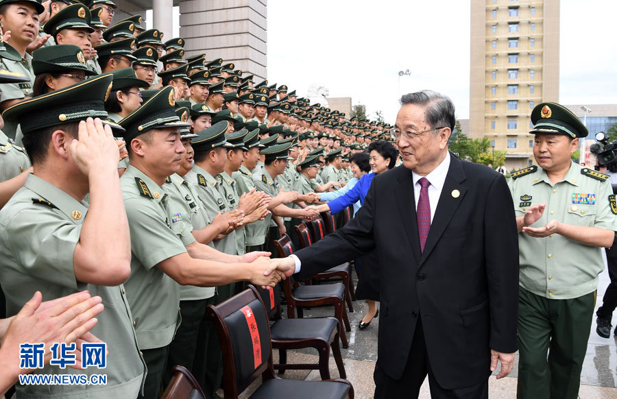 8月7日，中共中央政治局常委、全國(guó)政協(xié)主席、中央代表團(tuán)團(tuán)長(zhǎng)俞正聲率代表團(tuán)部分成員分別赴內(nèi)蒙古軍區(qū)、武警內(nèi)蒙古總隊(duì)、武警內(nèi)蒙古森林總隊(duì)慰問(wèn)，并會(huì)見(jiàn)自治區(qū)政法干警代表。這是俞正聲會(huì)見(jiàn)武警內(nèi)蒙古總隊(duì)官兵。新華社記者 張領(lǐng) 攝