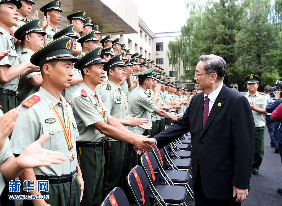 8月7日，中共中央政治局常委、全國(guó)政協(xié)主席、中央代表團(tuán)團(tuán)長(zhǎng)俞正聲率代表團(tuán)部分成員分別赴內(nèi)蒙古軍區(qū)、武警內(nèi)蒙古總隊(duì)、武警內(nèi)蒙古森林總隊(duì)慰問(wèn)，并會(huì)見(jiàn)自治區(qū)政法干警代表。這是俞正聲會(huì)見(jiàn)武警內(nèi)蒙古森林總隊(duì)官兵。新華社記者 張領(lǐng) 攝