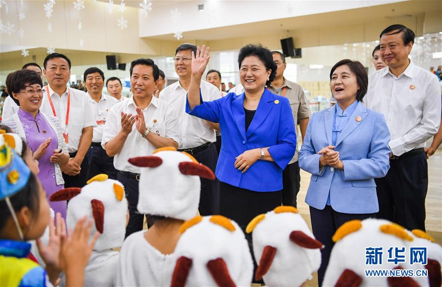 8月9日，中共中央政治局委員、國務(wù)院副總理、中央代表團(tuán)副團(tuán)長劉延?xùn)|率中央代表團(tuán)二分團(tuán)到赤峰看望慰問各族干部群眾。這是劉延?xùn)|在赤峰市青少年宮與青少年熱烈互動。新華社記者 連振 攝