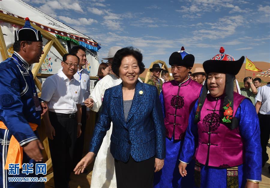 8月10日，中共中央政治局委員、中央統(tǒng)戰(zhàn)部部長(zhǎng)、中央代表團(tuán)副團(tuán)長(zhǎng)孫春蘭率中央代表團(tuán)三分團(tuán)繼續(xù)在內(nèi)蒙古自治區(qū)阿拉善盟看望慰問，把以習(xí)近平同志為核心的黨中央的親切關(guān)懷和全國(guó)各族人民的美好祝福帶給阿拉善各族各界干部群眾。這是孫春蘭在牧民張輝生（右二）家了解生產(chǎn)生活情況。新華社記者 任軍川 攝