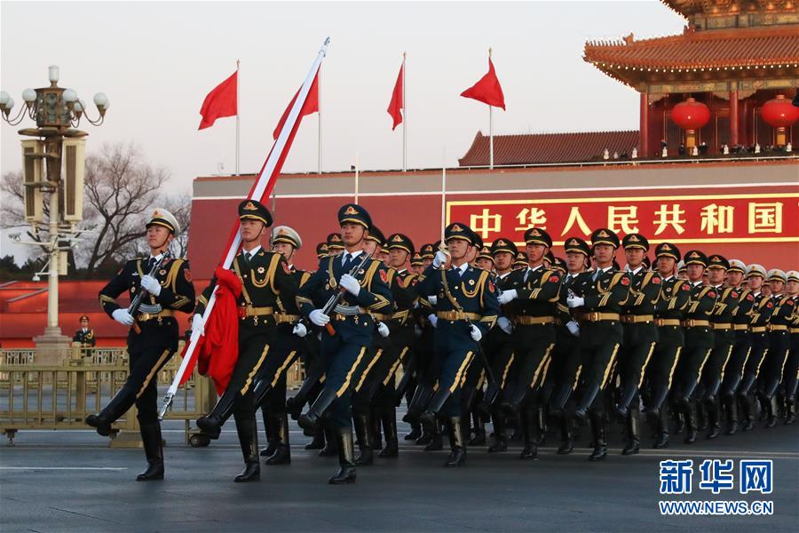 （社會）（3）人民解放軍首次執(zhí)行天安門廣場升國旗任務