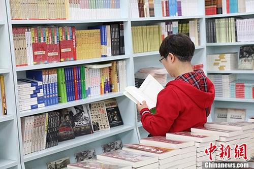 5月9日，一女子在哈爾濱市某書店選購圖書。從5月1日至5月4日，全國32家紙廠宣布漲價(jià)，各紙種漲價(jià)幅度為每噸100元至300元不等。對(duì)此，出版行業(yè)業(yè)內(nèi)人士表示“因?yàn)榧垙垉r(jià)格上漲，直接造成了出版成本的明顯增加，出版行業(yè)只能被迫對(duì)圖書定價(jià)進(jìn)行調(diào)整。”
<a target='_blank' >中新社</a>記者 于琨 攝