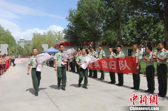 部隊(duì)官兵們迎接出院歸來(lái)的李運(yùn)飛(中)和其他消防戰(zhàn)士?！⊥粲?攝