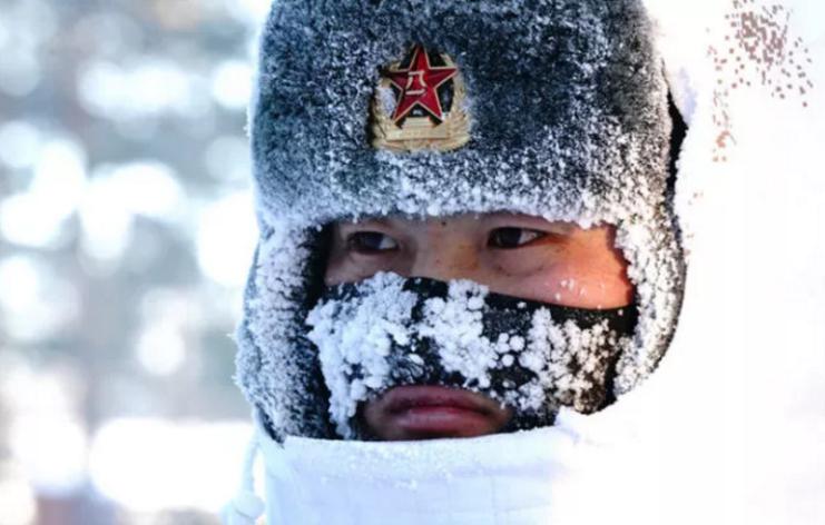 2018年2月5日，駐守在漠河縣北極村的北部戰(zhàn)區(qū)陸軍某部官兵在執(zhí)勤（來源：新華社）