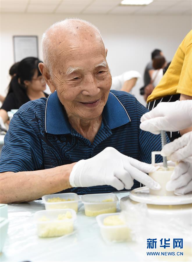 （社會(huì)）（4）南京：愛(ài)心人士與南京大屠殺幸存者共迎中秋