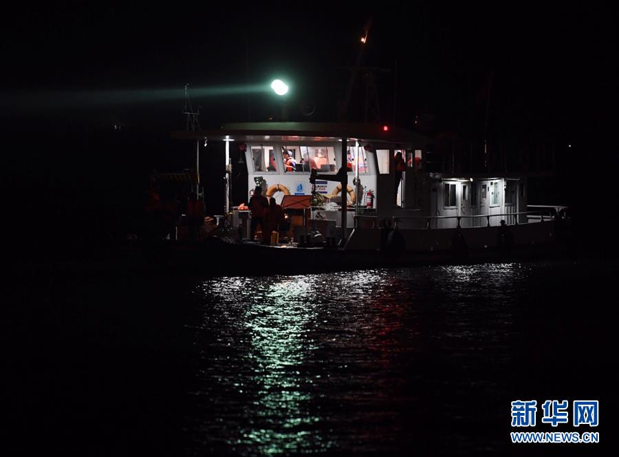 （重慶公交車墜江事故·圖文互動）（2）夜幕降臨，重慶萬州公交客車墜江事故救援工作仍在進行中