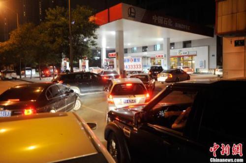資料圖：山西太原一加油站內(nèi)，私家車主排隊加油。<a target='_blank' ><p  align=