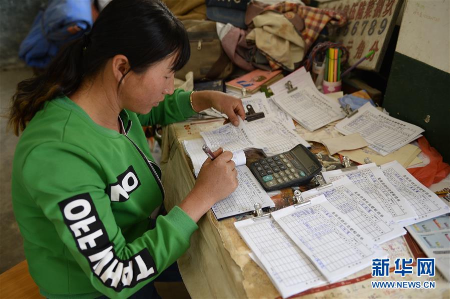 （在習(xí)近平新時(shí)代中國特色社會主義思想指引下——新時(shí)代新作為新篇章·圖文互動）（4）云南省陸良縣：農(nóng)民給供銷社打“白條” 