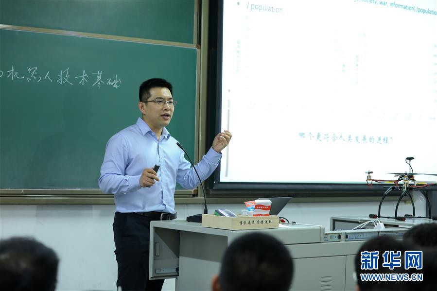 （圖文互動(dòng)）（1）心懷藍(lán)天　逐夢(mèng)云霄——記天津大學(xué)教授、一飛智控創(chuàng)始人齊俊桐