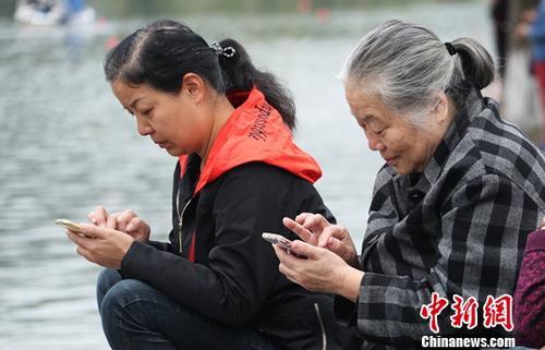 圖為中國中老年女性使用智能手機(jī)上網(wǎng)。(資料圖) 劉占昆 攝