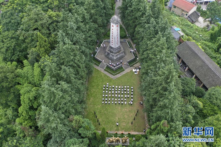 （壯麗70年·奮斗新時(shí)代——記者再走長征路·圖文互動）（3）紅軍洞 紅軍路 紅巖村——永不止息的長征精神