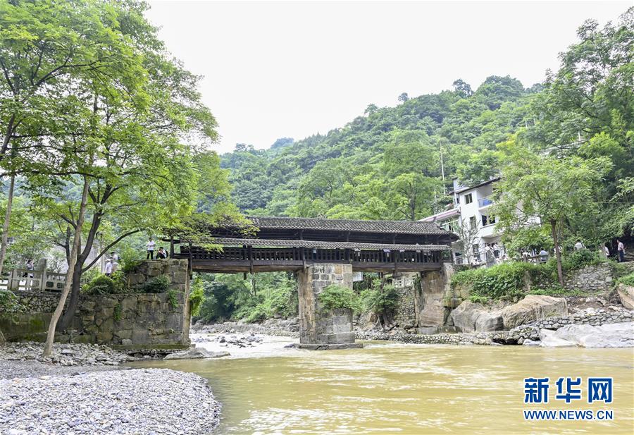 （壯麗70年·奮斗新時(shí)代——記者再走長征路·圖文互動）（7）紅軍洞 紅軍路 紅巖村——永不止息的長征精神