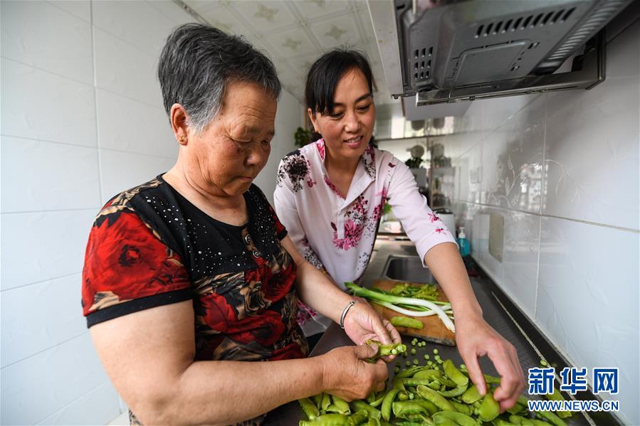 （在習(xí)近平新時代中國特色社會主義思想指引下——新時代新作為新篇章·總書記關(guān)心的百姓身邊事·圖文互動）（4）棚改的溫暖：1億多人“出棚進樓”