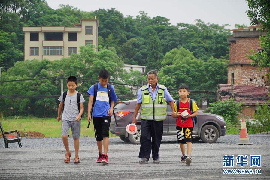 （新華全媒頭條·圖文互動）（11）凝聚民族復(fù)興的精神偉力——以習近平同志為核心的黨中央重視思想道德建設(shè)關(guān)心關(guān)愛道德模范紀實