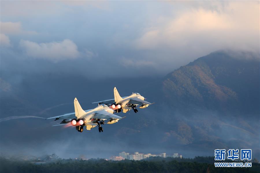 （新華全媒頭條·圖文互動(dòng)）（2）沿著中國(guó)特色強(qiáng)軍之路闊步前進(jìn)——黨中央、中央軍委領(lǐng)導(dǎo)推進(jìn)國(guó)防和軍隊(duì)建設(shè)70年紀(jì)實(shí)