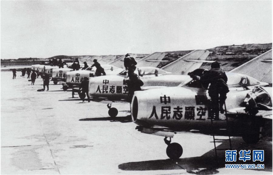 （新華全媒頭條·人民空軍70年·圖文互動(dòng)）（3）陽(yáng)光照耀奮飛的航程——黨中央、中央軍委和習(xí)主席關(guān)心人民空軍建設(shè)發(fā)展紀(jì)實(shí)