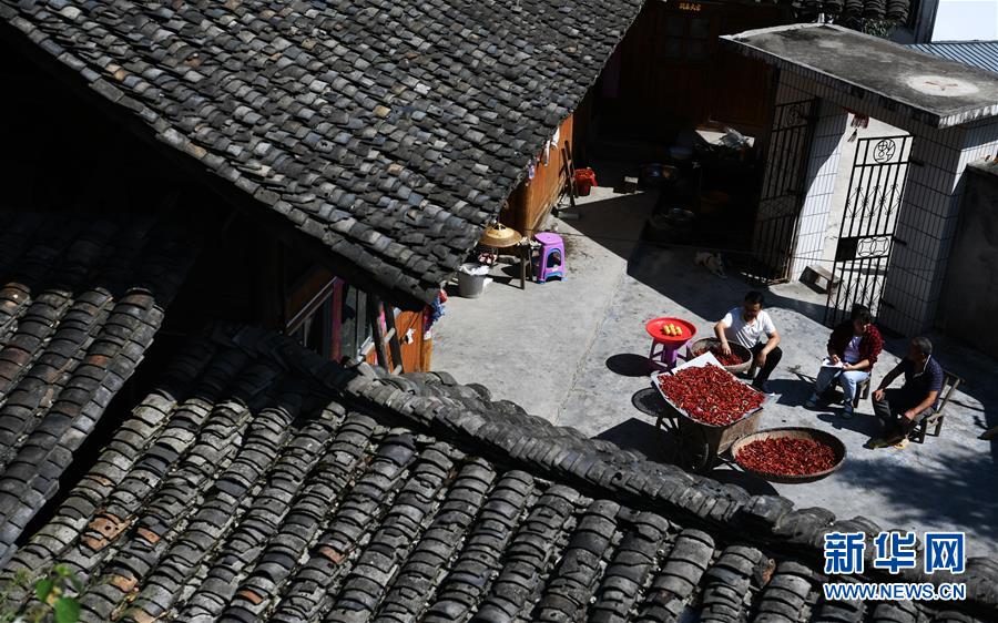 （新華全媒頭條·圖文互動）（3）干部去哪兒了？——貴州干部大規(guī)模下沉脫貧攻堅一線紀(jì)實