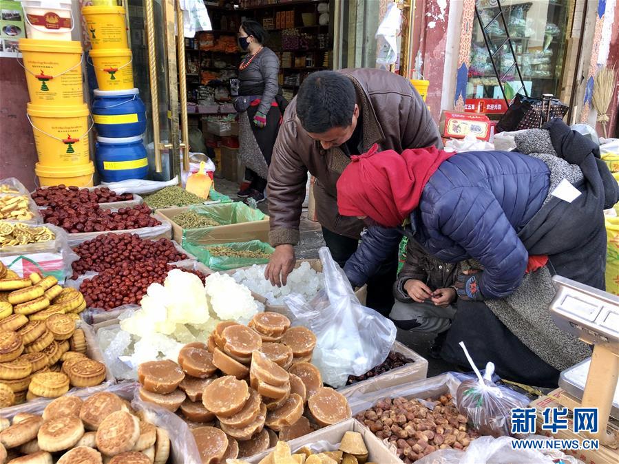 （新春走基層·圖文互動）（1）“只要備好年貨，新的一年就可以風調雨順”——臘月藏區(qū)年貨市場見聞