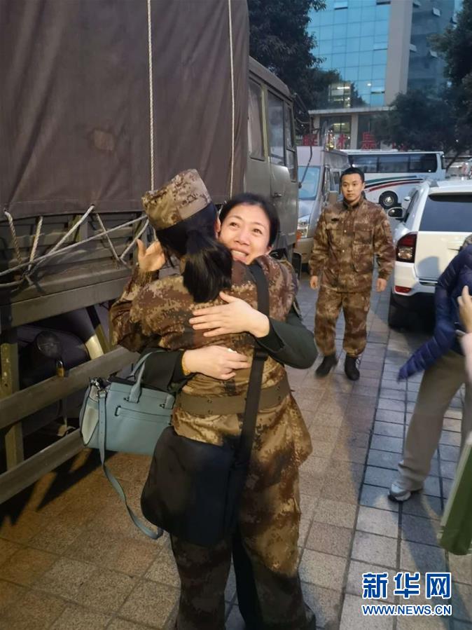 （新型肺炎疫情防控）（1）陸軍軍醫(yī)大學(xué)醫(yī)療隊(duì)連夜馳援武漢