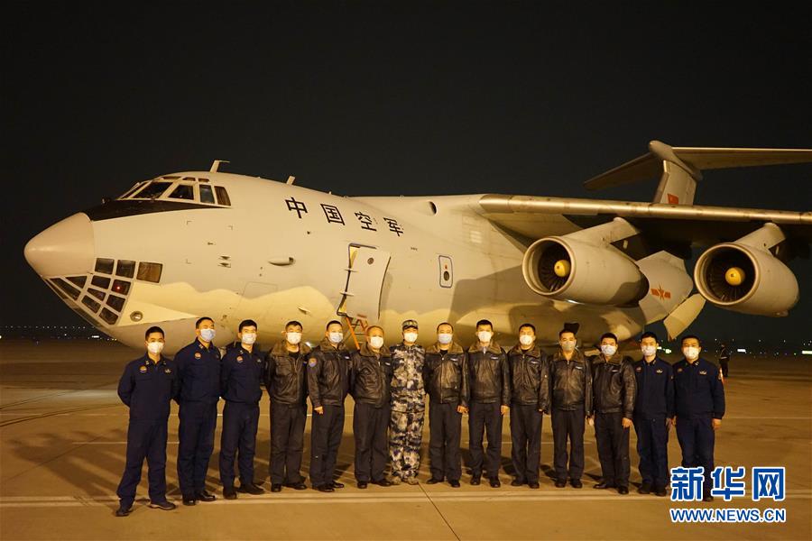 （新型肺炎疫情防控·圖文互動(dòng)）（2）除夕夜，他們這樣出征——空軍軍醫(yī)大學(xué)醫(yī)療隊(duì)出征武漢疫區(qū)見聞