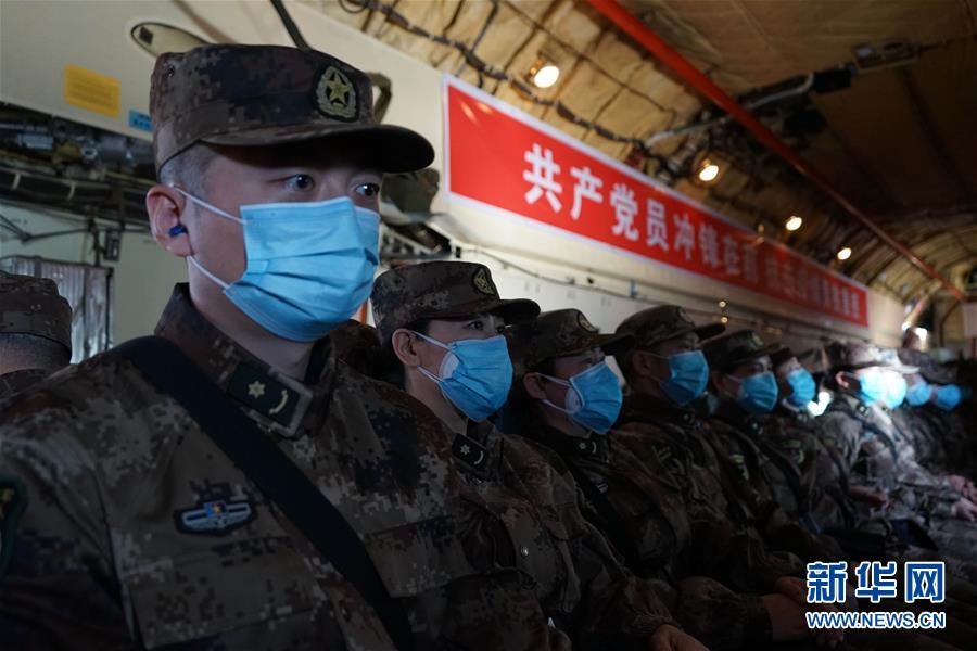 （一線抗疫群英譜·圖文互動）（4）起飛，在人民最需要的時刻——中部戰(zhàn)區(qū)空軍航空兵某團支援湖北抗“疫”空運記事