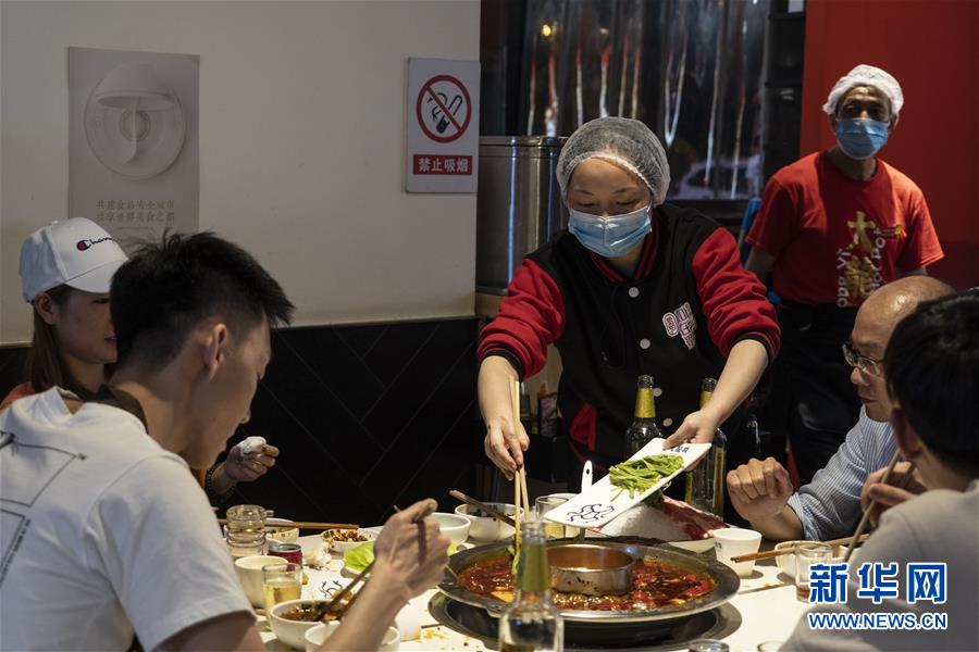 （圖文互動）（2）火鍋與分餐制“同行”——四川成都餐飲新風(fēng)尚觀察