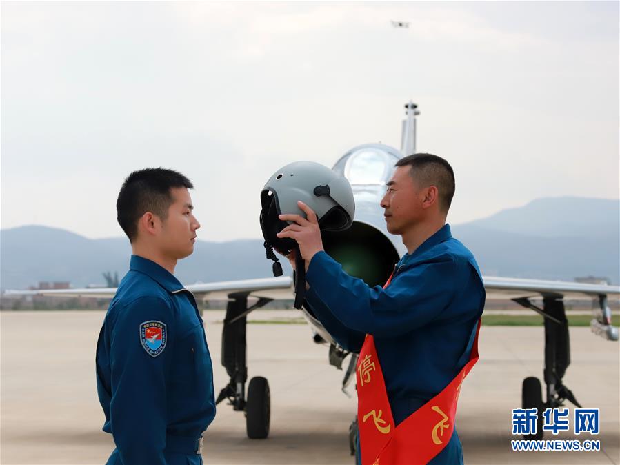 （圖文互動）（2）5290小時(shí)！中國空軍殲擊機(jī)飛行紀(jì)錄保持者光榮停飛