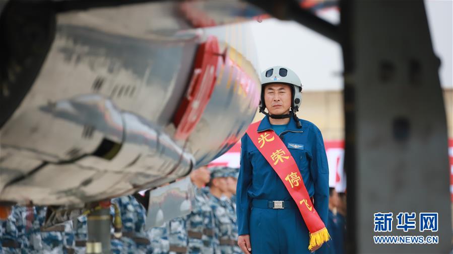 （圖文互動）（7）5290小時(shí)！中國空軍殲擊機(jī)飛行紀(jì)錄保持者光榮停飛