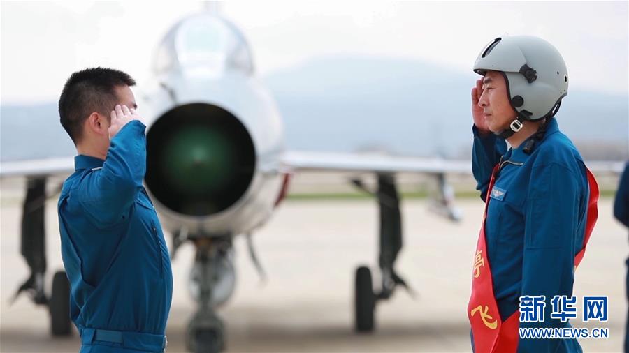 （圖文互動）（8）5290小時(shí)！中國空軍殲擊機(jī)飛行紀(jì)錄保持者光榮停飛