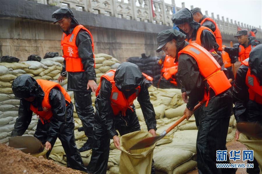 （防汛抗洪·圖文互動）（1）洪水不退，子弟兵誓死不退——解放軍和武警部隊官兵參與洪澇災(zāi)害搶險救援記事