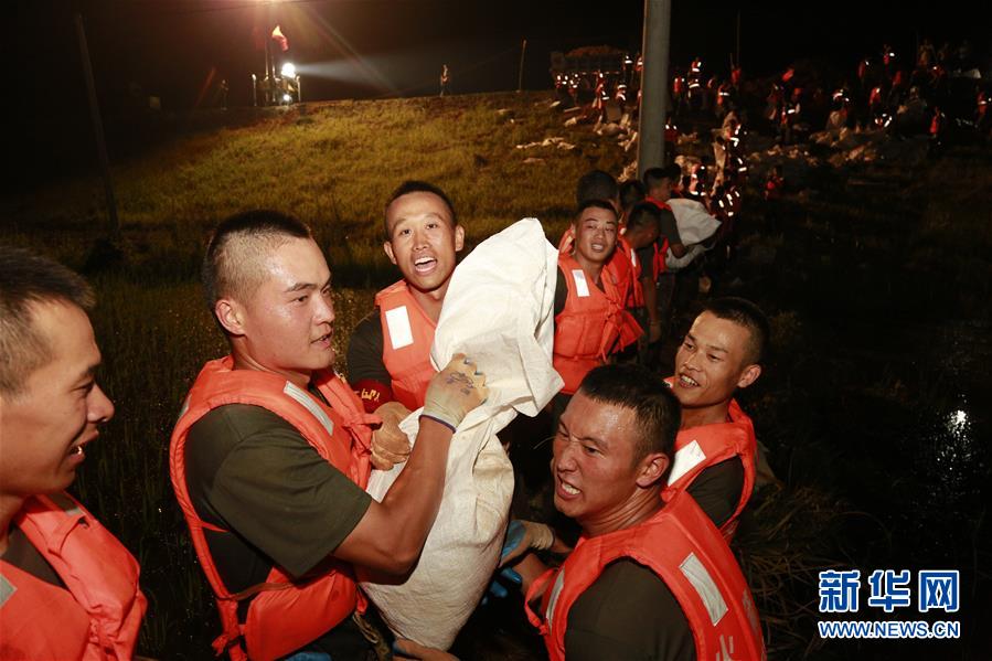 （防汛抗洪·圖文互動）（8）洪水不退，子弟兵誓死不退——解放軍和武警部隊官兵參與洪澇災(zāi)害搶險救援記事