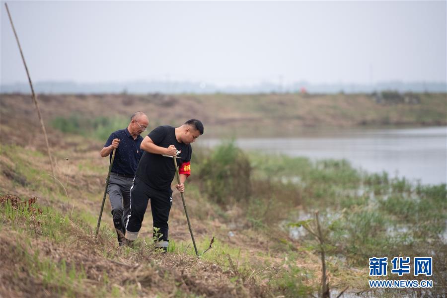 （防汛抗洪·圖文互動(dòng)）（1）在大堤上成長，為人民守護(hù)——洪水中的青年“生力軍”