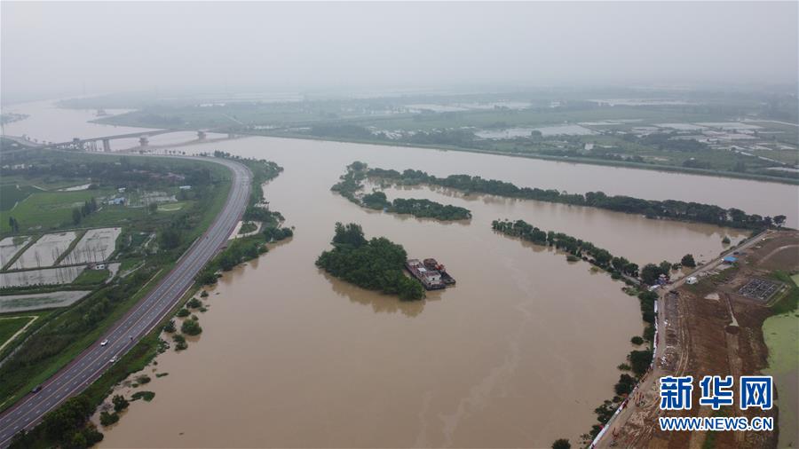 （防汛抗洪·圖文互動）（1）洪水來襲，銅鑼聲在千年古鎮(zhèn)的雨夜響起