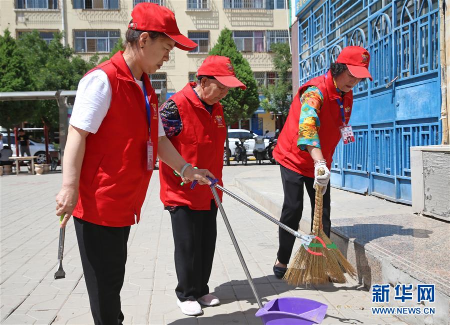 （走向我們的小康生活·圖文互動(dòng)）（1）蘭花掬得滿(mǎn)庭芳——寧夏吳忠市古稀志愿者王蘭花的溫情故事