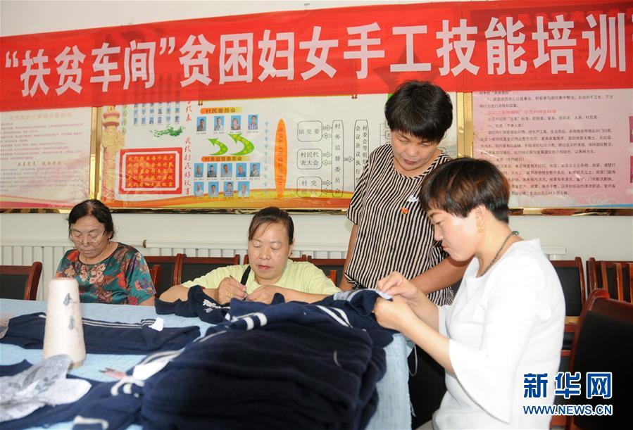 （決戰(zhàn)決勝脫貧攻堅·圖文互動）（1）內(nèi)蒙古河套：一雙巧手、一副棒針、一團毛線打造貧困戶“炕頭經(jīng)濟”