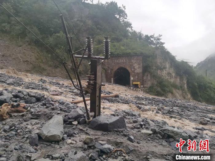 因泥石流受損的成昆鐵路區(qū)間?！ソ?攝