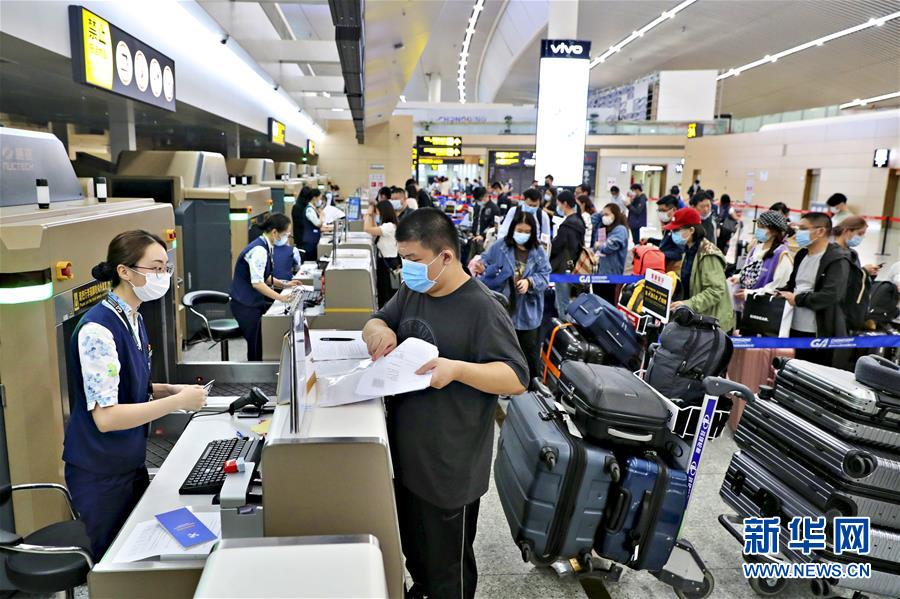 （圖文互動）（1）國內(nèi)航空公司執(zhí)飛的首條國際復(fù)學(xué)包機航線在渝啟航