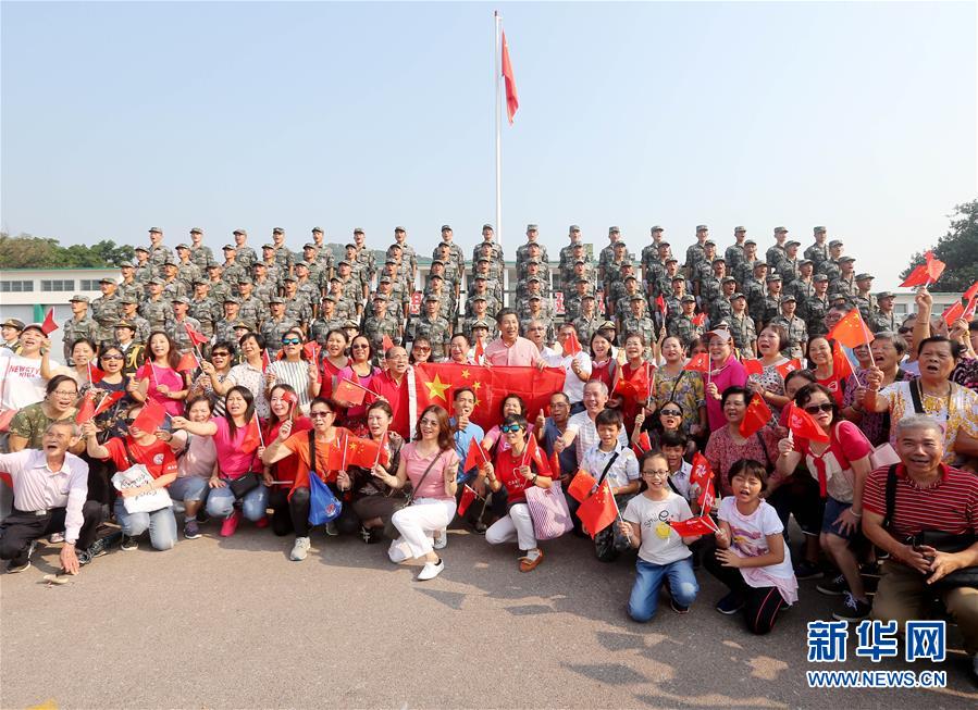 （圖文互動）（4）“我和我的祖國，一刻也不能分割”——解放軍駐香港部隊與市民共同慶祝國慶70周年見聞