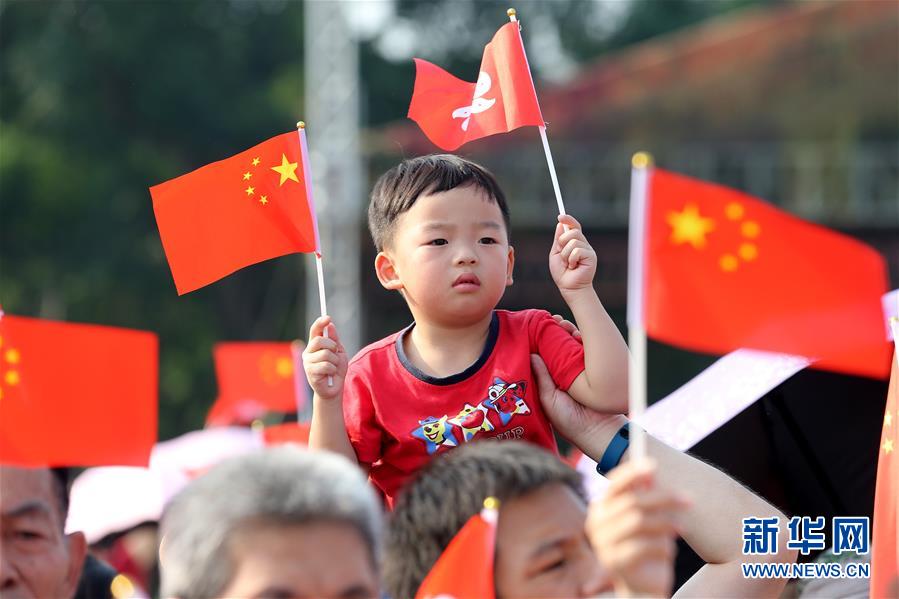 （圖文互動）（2）“我和我的祖國，一刻也不能分割”——解放軍駐香港部隊與市民共同慶祝國慶70周年見聞