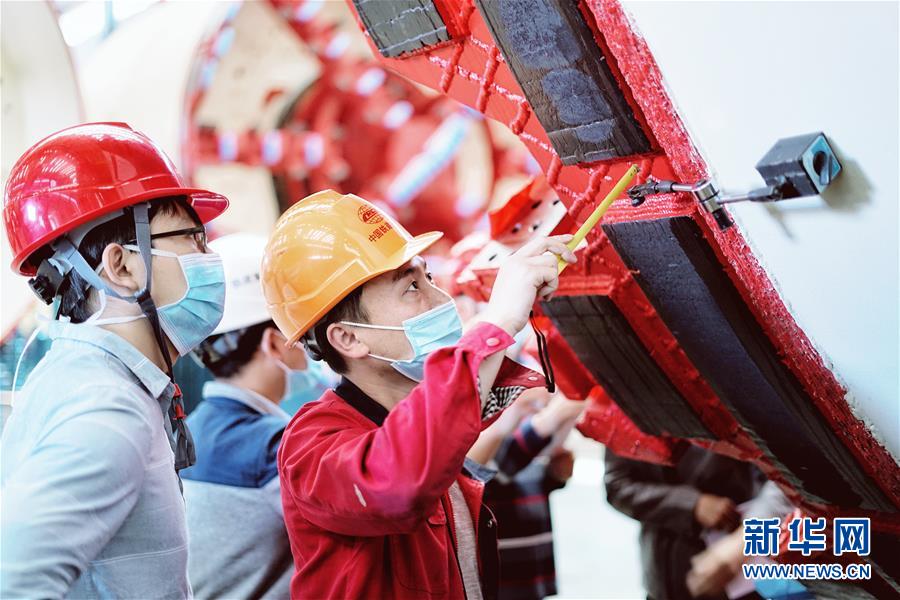 （在習(xí)近平新時(shí)代中國(guó)特色社會(huì)主義思想指引下——新時(shí)代新作為新篇章·習(xí)近平總書(shū)記關(guān)切事·圖文互動(dòng)）（1）最有力的支撐，最堅(jiān)決的攀登——記錄奮戰(zhàn)在復(fù)工復(fù)產(chǎn)一線的科技工作者