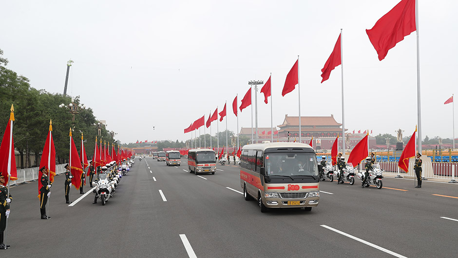 “七一勛章”獲得者集體乘坐禮賓車從住地出發(fā)