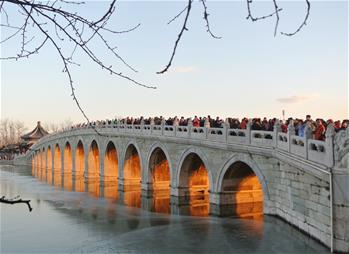 北京頤和園十七孔橋“金光穿洞”